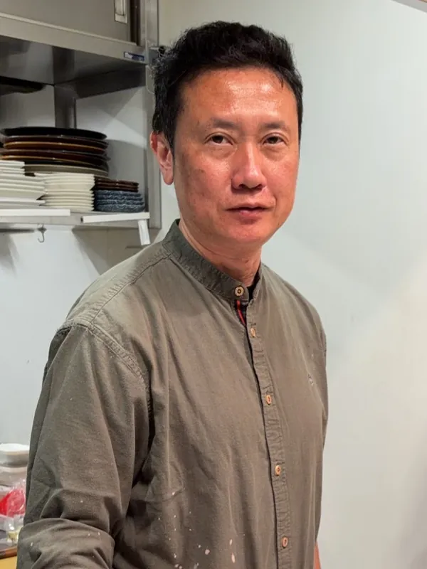 たけぞうの厨房で天ぷらを揚げる様子