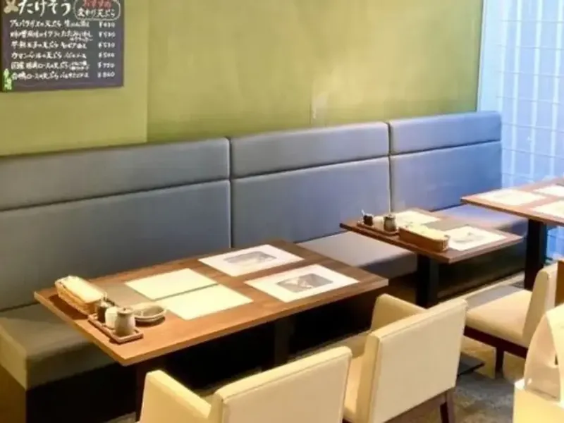 たけぞうのテーブル席